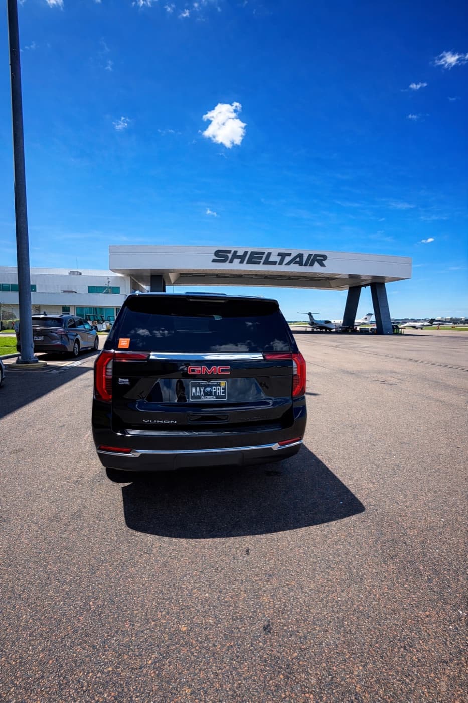 Wedding transportation vehicle staged on schedule for a Tampa Bay wedding-day transfer timeline