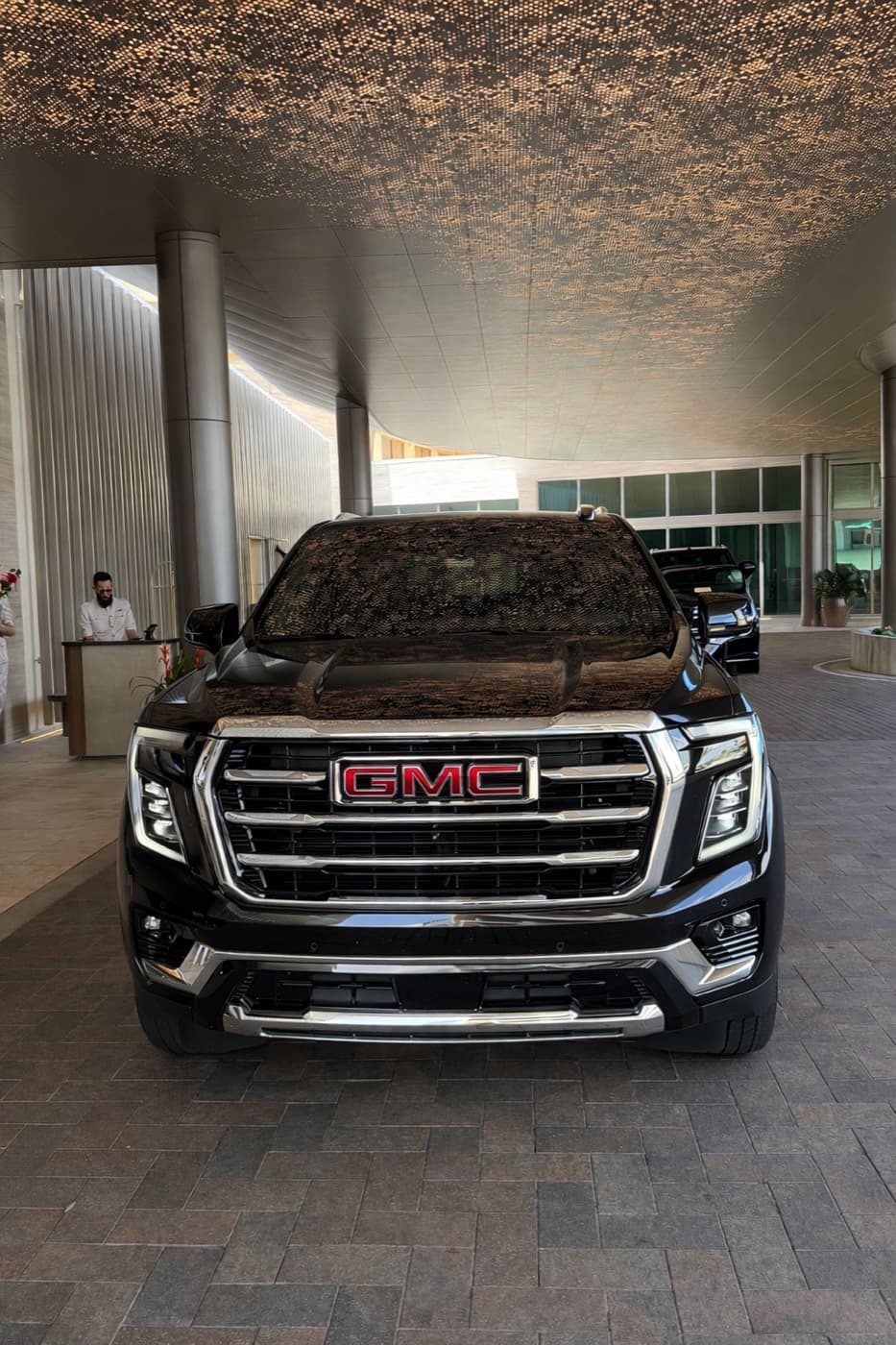 Black GMC Yukon executive SUV at the porte-cochère of a Tampa Bay luxury hotel for a chauffeured resort transfer
